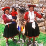 women-llama-victor-aleman